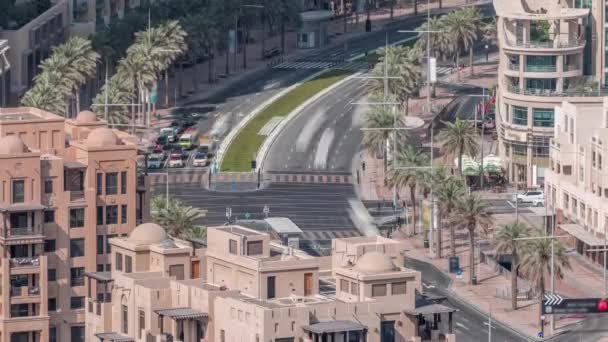 Křižovatka dopravní doby na Mohammed Bin Rashid Boulevard křivky mezi mnoha mrakodrapy a věžemi — Stock video
