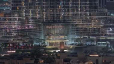 Dubai Fıskiyesi 'nin gece uçuşu zamanı. Müzikal çeşme, şehir merkezindeki yapay bir gölde.