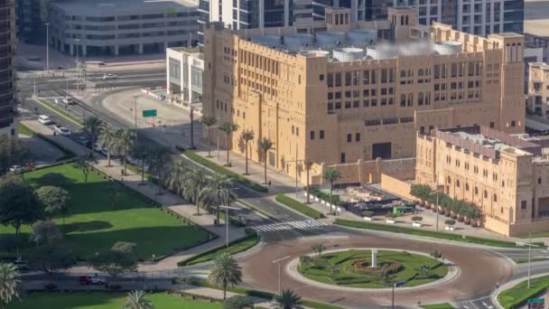Вид с воздуха на перекрёсток кольцевой дороги в центре Дубая. — стоковое видео