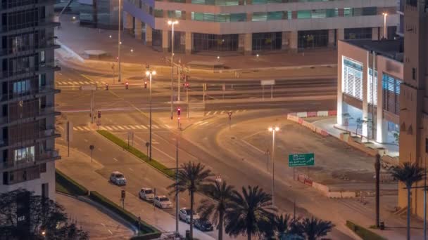 Vista aérea de la intersección con muchos transportes en tráfico y estacionamiento nocturno timelapse en Dubai Centro — Vídeos de Stock