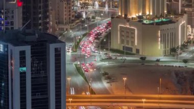 Şehir merkezindeki Dubai 'de gece trafiğinde birçok ulaşım aracının hava görüntüsü.