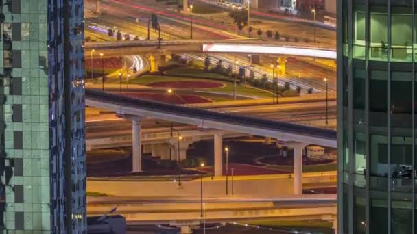 Vue aérienne de la grande intersection avec de nombreux transports dans la circulation la nuit timelapse à Dubaï Centre-ville — Video