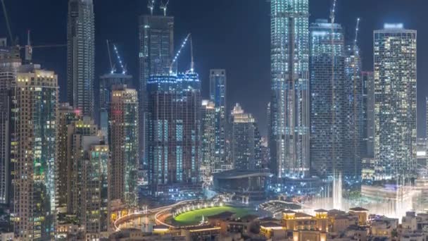 阿拉伯联合酋长国迪拜市区的未来空中夜景与明亮的建筑一起逝去. — 图库视频影像