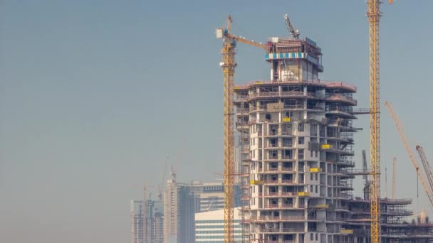 Edifícios de vários andares altos em construção e guindastes timelapse — Vídeo de Stock