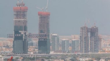 İnşaat halindeki çok katlı binalar ve vinçler zaman ayarlı