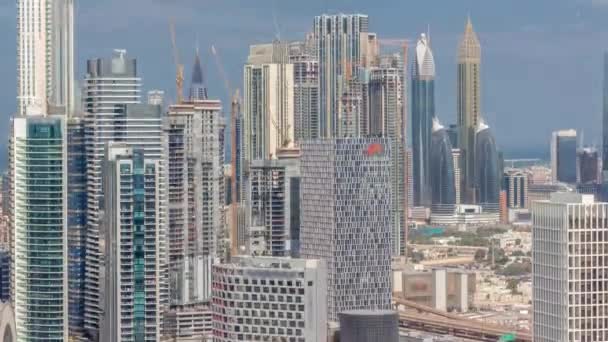 Bâtiments de plusieurs étages en construction et grues timelapse — Video