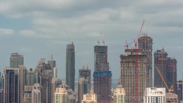 Edificios de varias plantas en construcción y grúas timelapse — Vídeo de stock