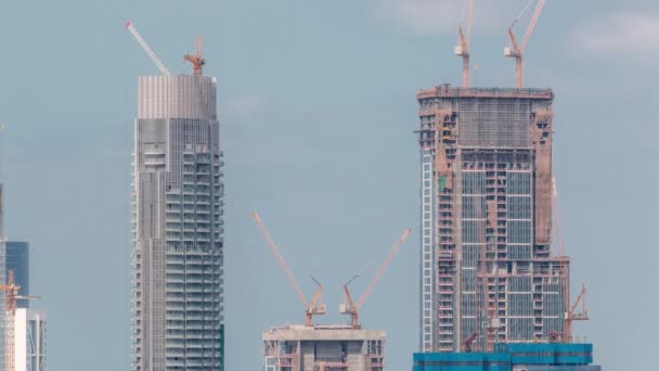 Vysoké vícepodlažní budovy ve výstavbě a jeřáby — Stock video