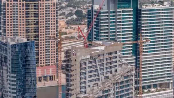 Bâtiments de plusieurs étages en construction et grues timelapse — Video