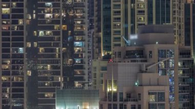 Modern konut binalarında büyük parlayan pencereler, gece vakitleri...