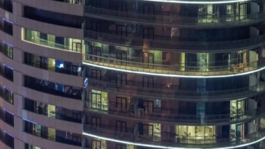 Modern konut binalarında büyük parlayan pencereler, gece vakitleri...