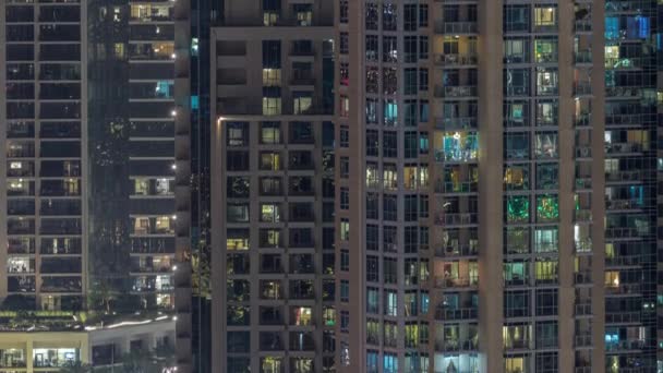 Große leuchtende Fenster in modernen Wohngebäuden in der Nacht — Stockvideo