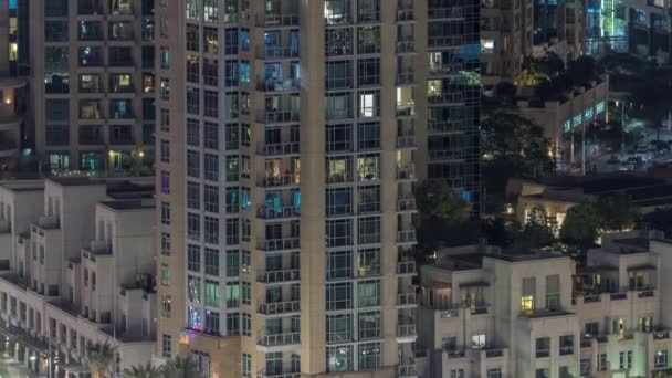Velká zářící okna v moderních kancelářských a obytných budovách časově plynou v noci — Stock video