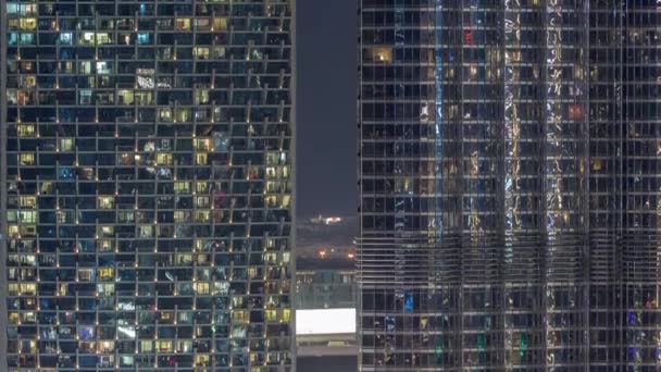 Grandes janelas brilhantes em edifícios residenciais modernos timelapse à noite — Vídeo de Stock