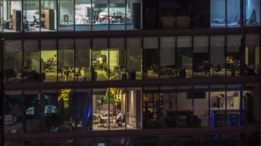 Modern ofis binalarında büyük parlayan pencereler, gece vakitleri...