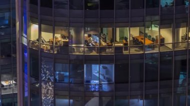 Modern ofis binalarında büyük parlayan pencereler, gece vakitleri...