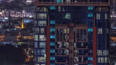 Modern konut binalarında büyük parlayan pencereler, gece vakitleri...