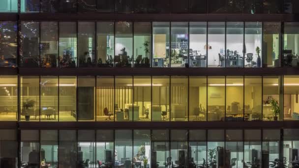 Великі сяючі вікна в сучасних офісних будівлях таймлапс вночі — стокове відео