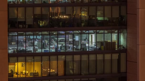 近代的なオフィスビルの大きな輝く窓は夜にタイムラプス — ストック動画