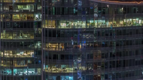 Große leuchtende Fenster in modernen Büro- und Wohngebäuden in der Nacht — Stockvideo