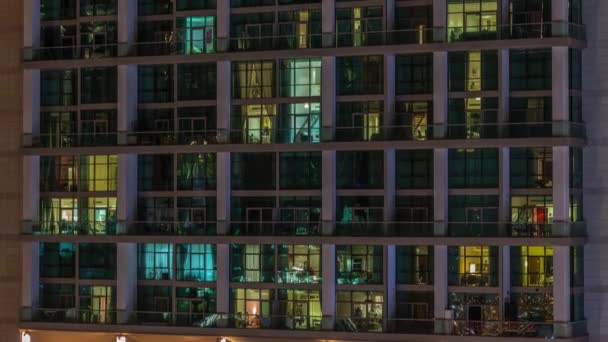 야간 시간 대에는 현대식 사무실 과 주거용 건물에 있는 커다랗게 빛나는 창문들 — 비디오
