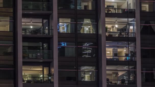 Μεγάλα λαμπερά παράθυρα στο σύγχρονο γραφείο και κατοικίες timelapse κτίρια τη νύχτα — Αρχείο Βίντεο