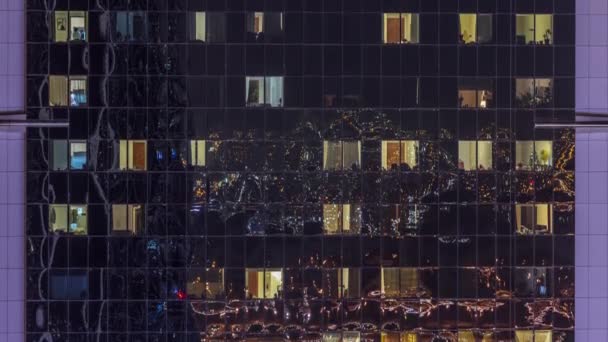 Grandes ventanas brillantes en oficinas modernas y edificios residenciales timelapse por la noche — Vídeo de stock