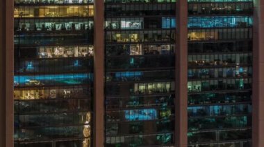 Modern ofis binalarında büyük parlayan pencereler, gece vakitleri...