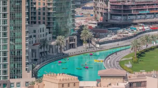 Lago con barcos cerca del parque en el centro de Dubái vista aérea superior desde arriba timelapse — Vídeos de Stock