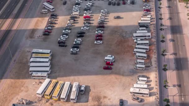 Vue aérienne d'un parking avec de nombreuses voitures en rangées timelapse — Video