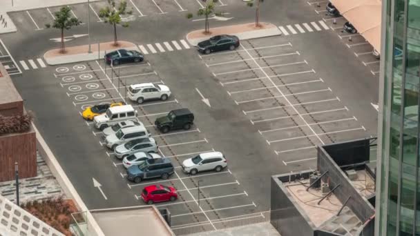 Luftaufnahme eines Parkplatzes mit vielen Autos in Reihen Zeitraffer — Stockvideo