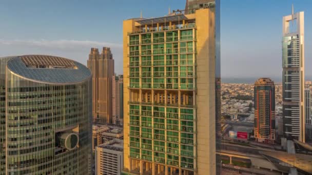 Dubai internationella finansiella centrum skyskrapor med långa skuggor antenn morgon timelapse. — Stockvideo