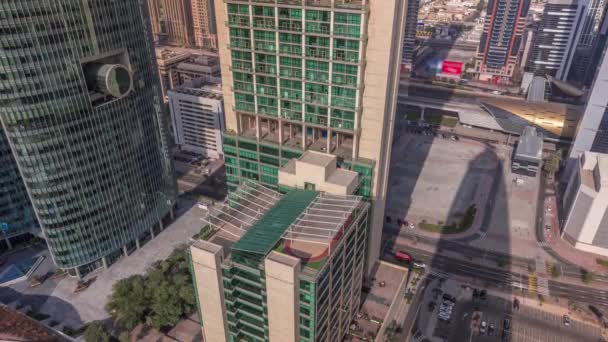 Dubai arranha-céus centro financeiro internacional com estacionamento aéreo manhã timelapse. — Vídeo de Stock