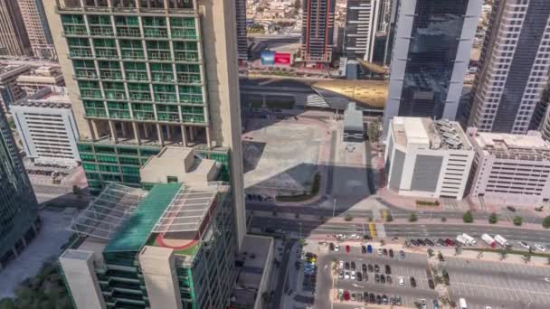 Dubai arranha-céus centro financeiro internacional com estacionamento aéreo durante todo o dia timelapse — Vídeo de Stock