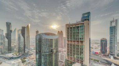 Dubai uluslararası finans merkezi gökdelenleri üzerinde gün batımı.