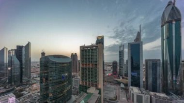 Dubai Uluslararası Finans Merkezi Gökdelenleri Hava Gününden Geceye.