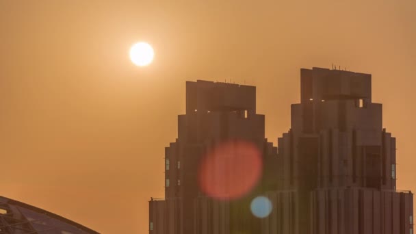 Ηλιοβασίλεμα πάνω από το διεθνές οικονομικό κέντρο του Ντουμπάι ουρανοξύστες εναέρια timelapse. — Αρχείο Βίντεο