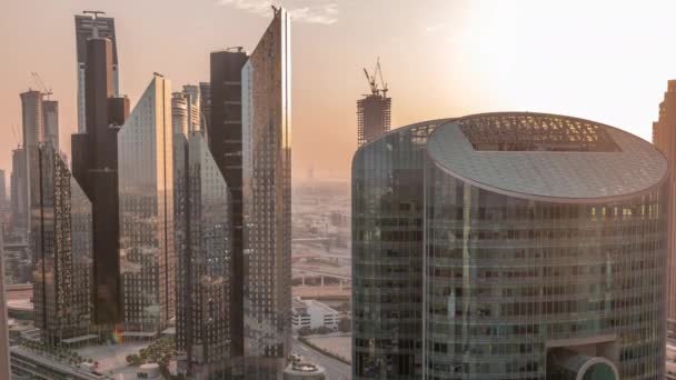 Dubai uluslararası finans merkezi gökdelenleri üzerinde gün batımı. — Stok video