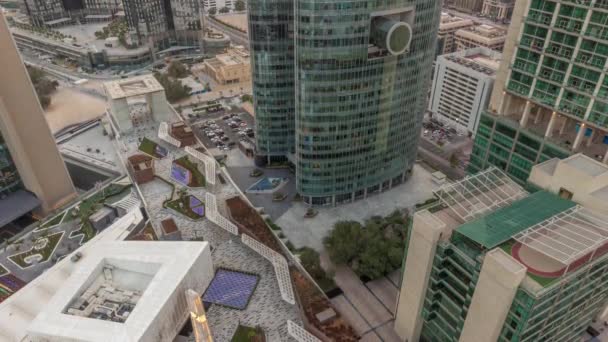 Centre financier international de Dubaï gratte-ciel aérien de jour comme de nuit timelapse. — Video