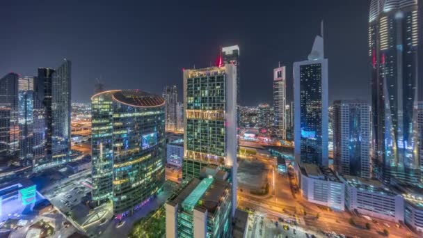 Dubai centro financiero internacional rascacielos noche aérea timelapse. — Vídeo de stock