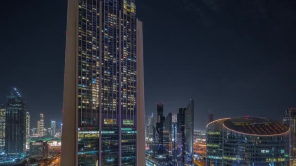 Dubai nemzetközi pénzügyi központ felhőkarcolók légi éjszakai időbeosztás. — Stock videók
