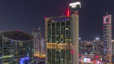 Dubai Uluslararası Finans Merkezi gökdelenleri Bütün gece hava durumu.