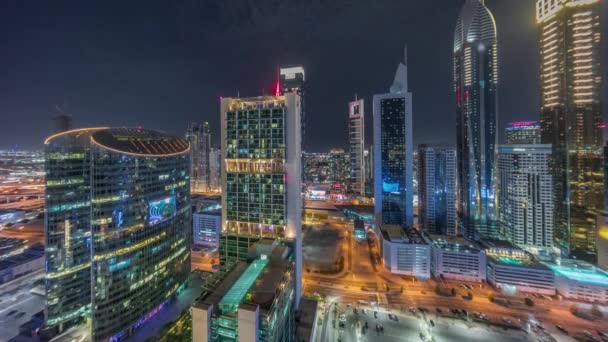 Dubaj mezinárodní finanční centrum mrakodrapy letecké noci timelapse. — Stock video