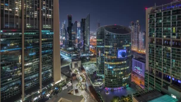 Dubai arranha-céus centro financeiro internacional aéreo durante toda a noite timelapse. — Vídeo de Stock