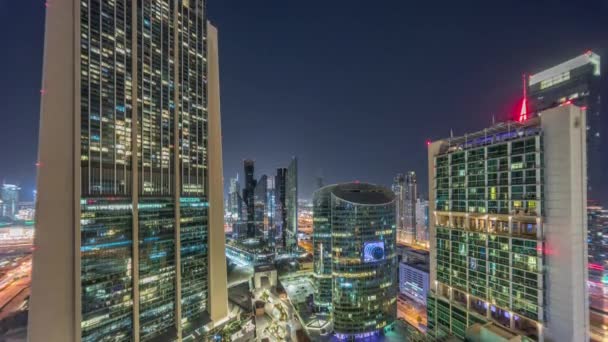 Dubai internationale financiële centrum wolkenkrabbers antenne hele nacht timelapse. — Stockvideo