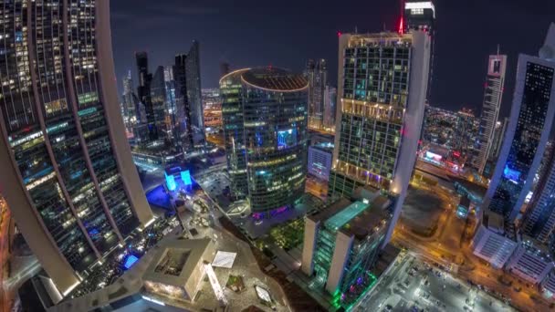 Dubai arranha-céus centro financeiro internacional aéreo durante toda a noite timelapse. — Vídeo de Stock