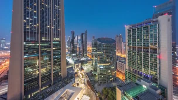 Dubai arranha-céus centro financeiro internacional noite aérea a dia timelapse. — Vídeo de Stock