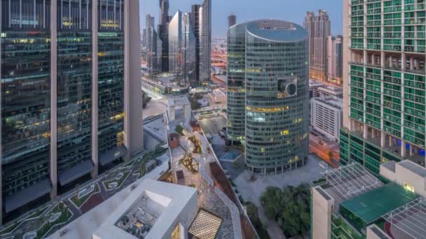 Dubaj mezinárodní finanční centrum mrakodrapy letecké noci na den timelapse. — Stock video