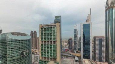 Panorama, Dubai Uluslararası Finans Merkezi 'nin gökdelenlerini geçit caddesindeki hava zaman aralığında gezinirken gösteriyor..
