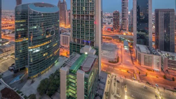 Dubai centro financiero internacional rascacielos antena noche al día timelapse. — Vídeo de stock